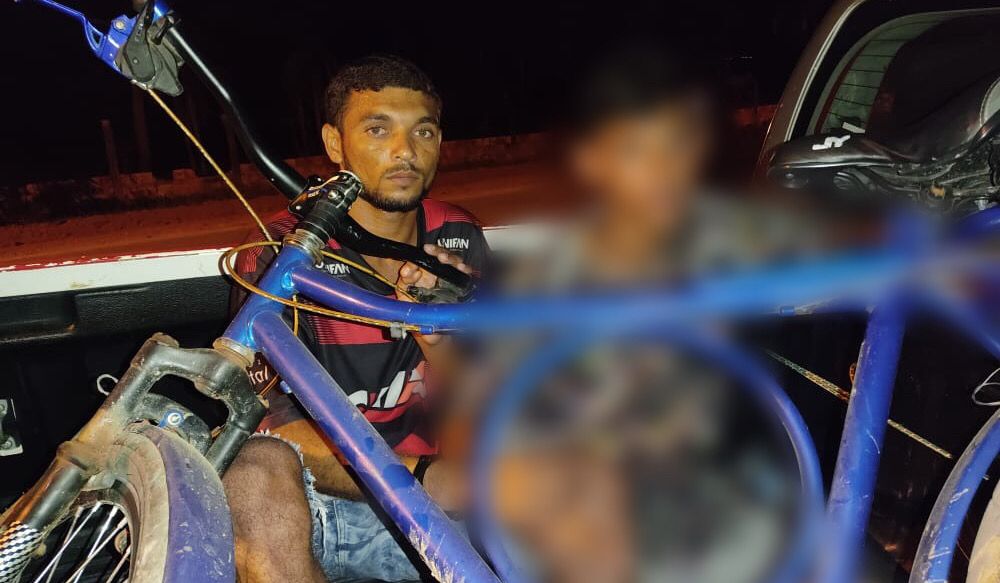 Jovem e adolescente são detidos com bicicleta furtada em supermercado