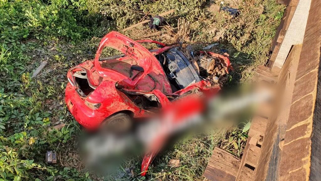 Carro despenca de ponte e mata jovem na BR-230