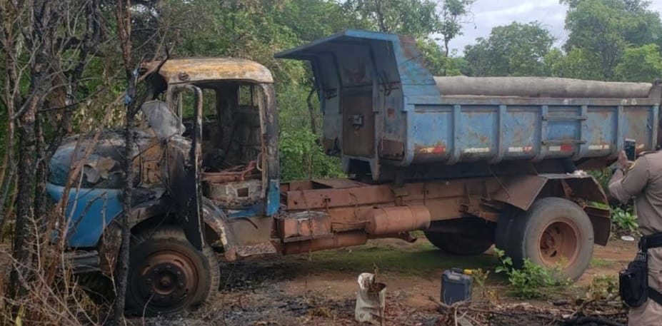 Corpo carbonizado é encontrado em cabine de caminhão