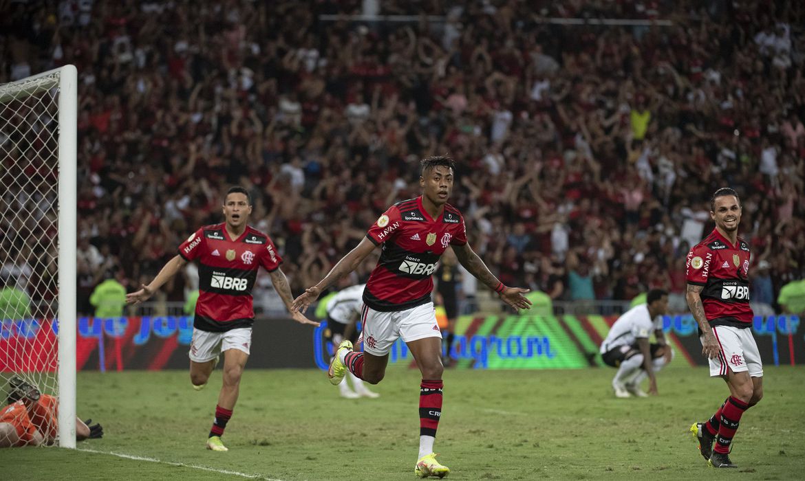 Machucado, Bruno Henrique marca aos 47 e Flamengo vence o Corinthians