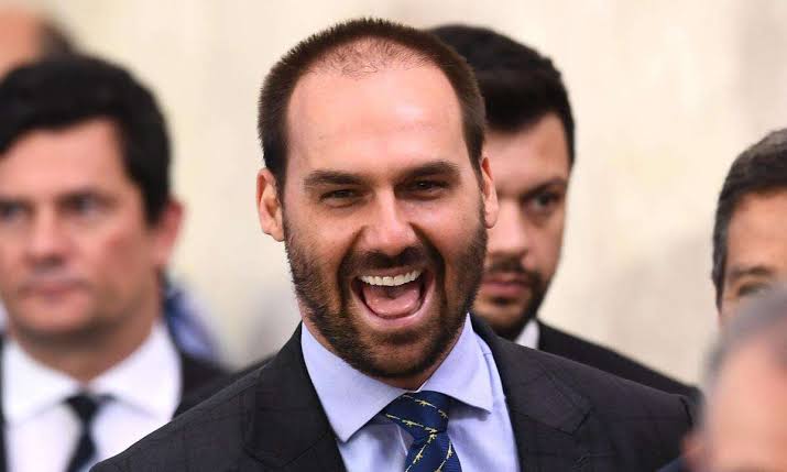 Eduardo Bolsonaro comemora ação policial que matou 25 pessoas