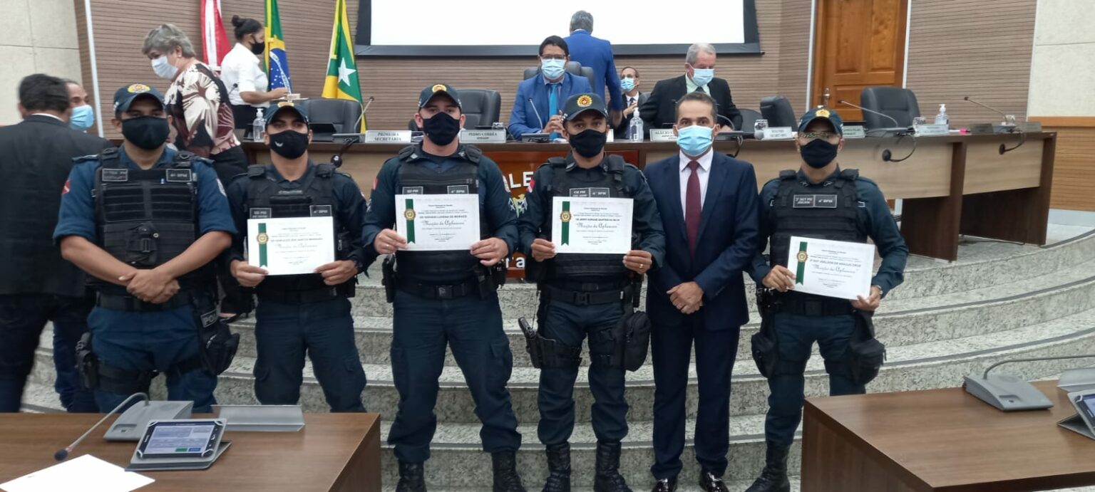PMs que recuperaram arma de investigador ganham moção de aplausos