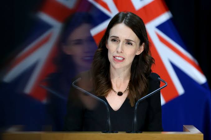 Filha interrompe pronunciamento de primeira-ministra da Nova Zelândia
