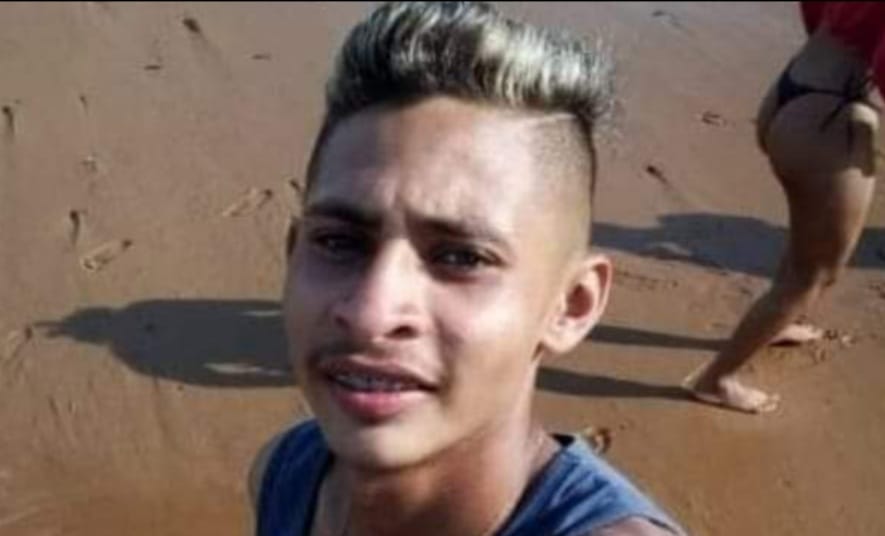 Jovem é esfaqueado e morre em cima da moto interior do Pará