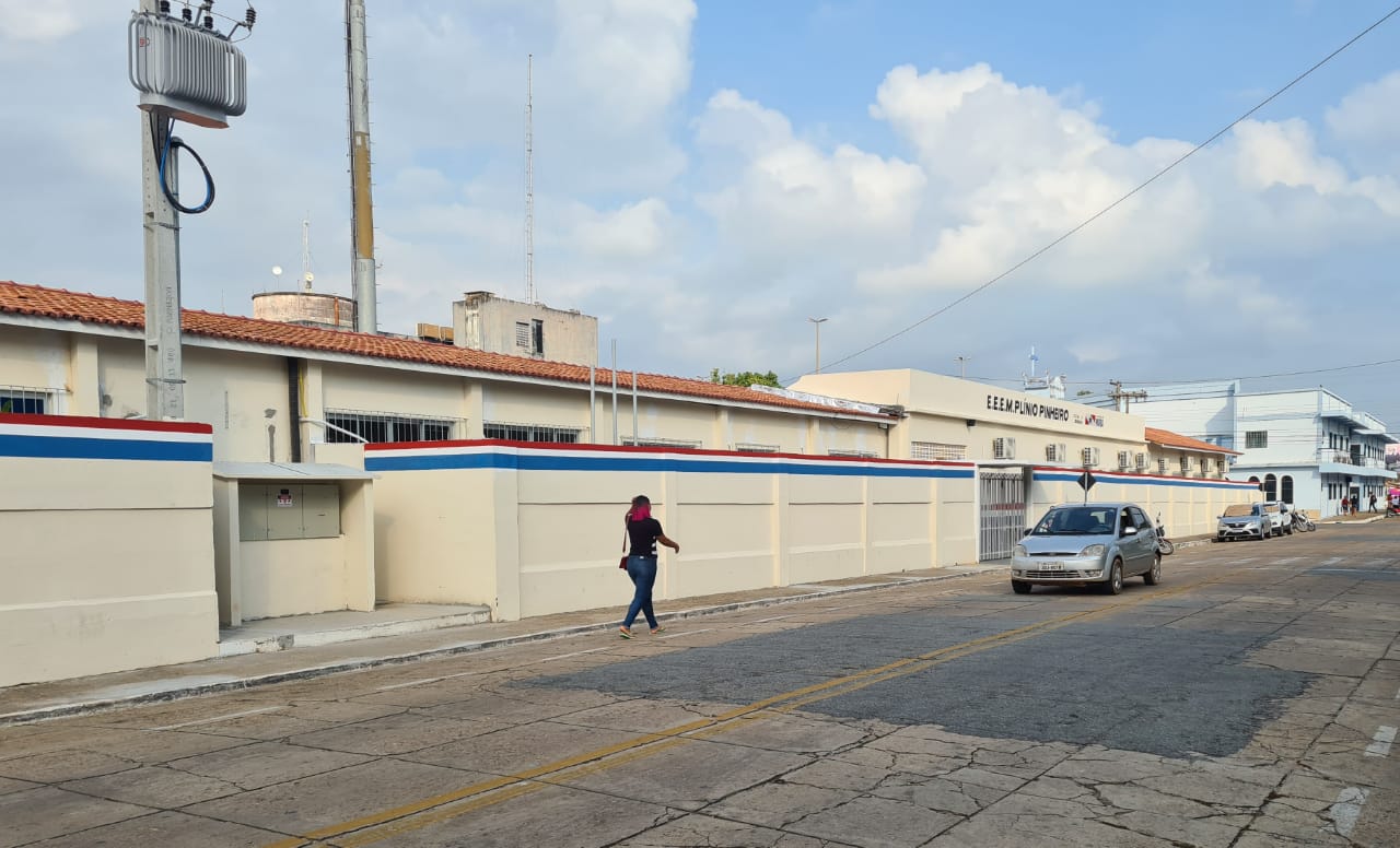 Comunidade não aceita reinauguração de escola antes de reforma acabar