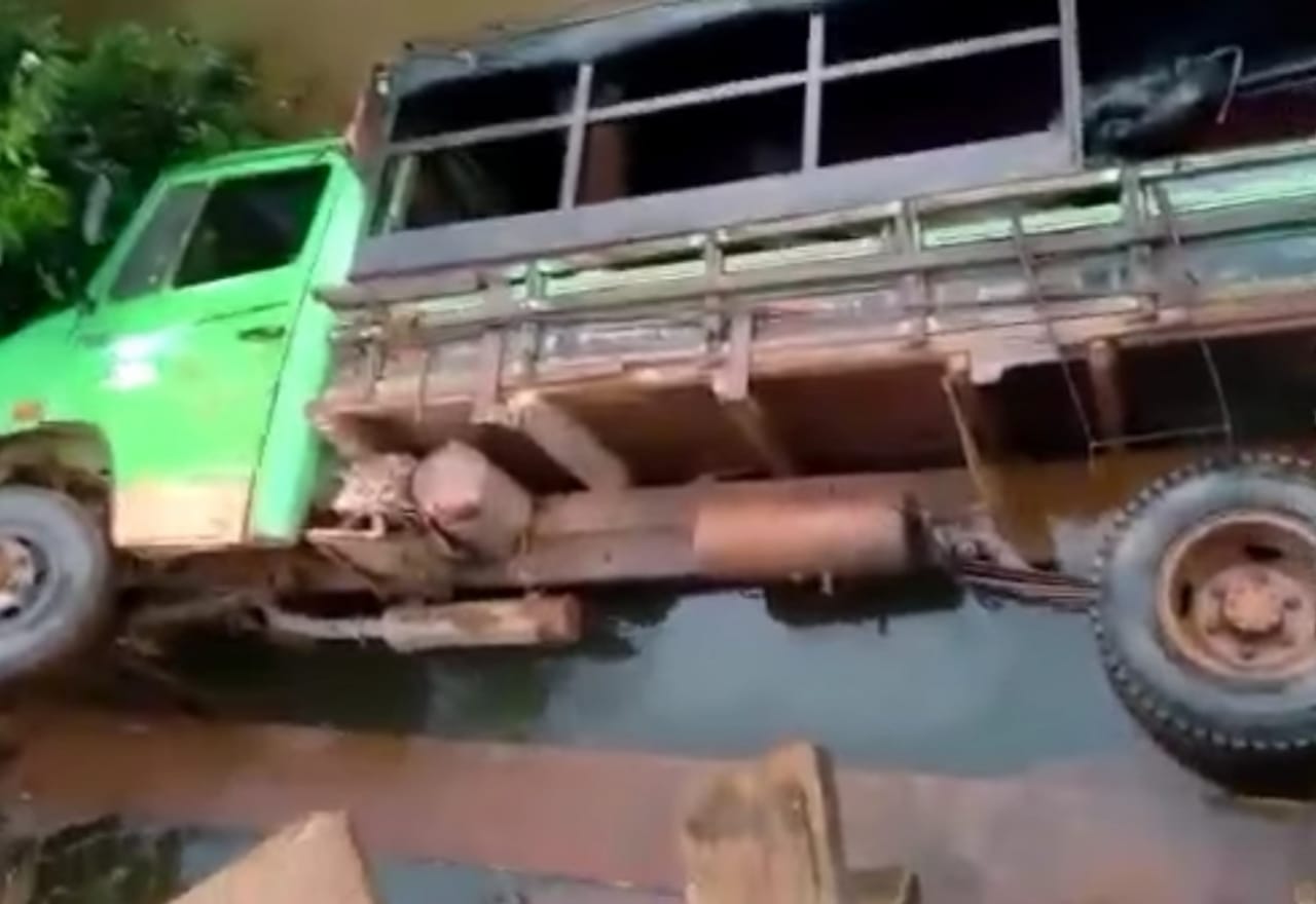 Caminhão com passageiros despenca de ponte no sudeste do Pará