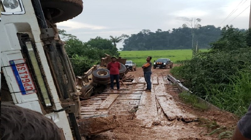Carreta despenca de ponte em igarapé no interior do Pará
