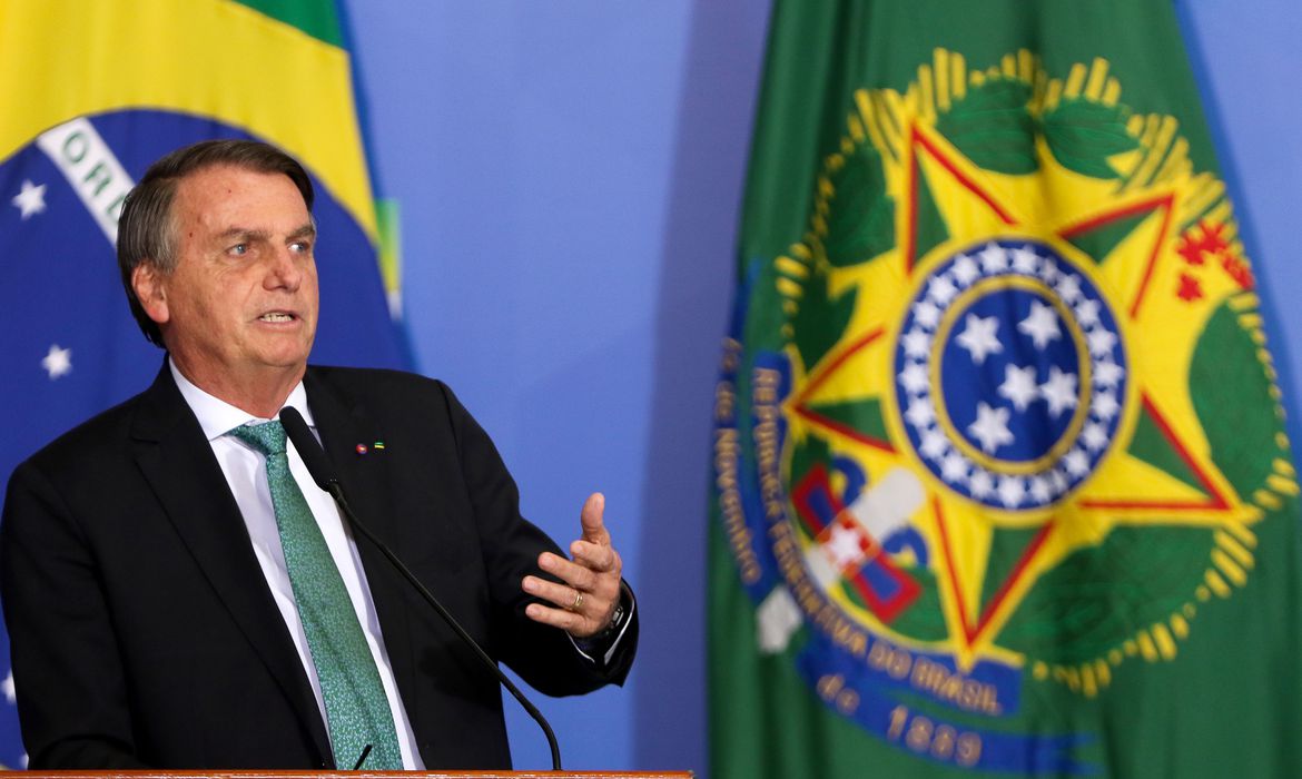 Bolsonaro ataca lockdown e discute quarentena para quem chega da Argentina
