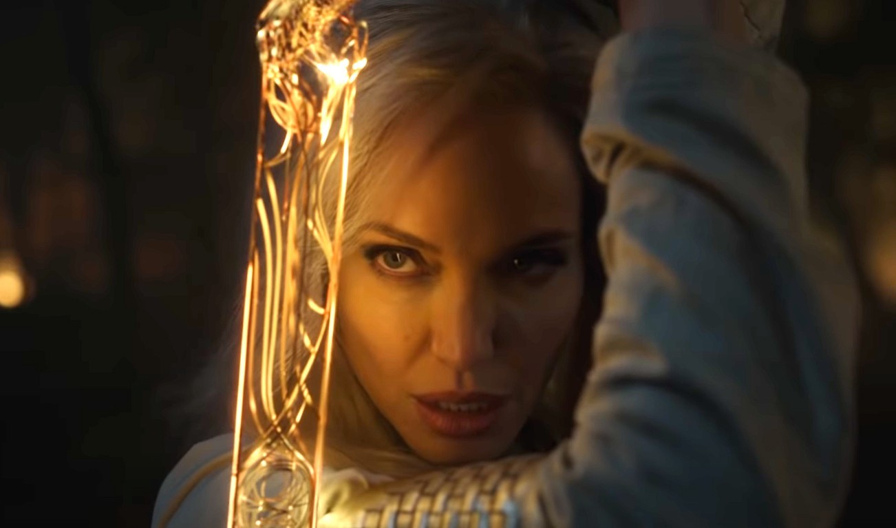 Angelina Jolie defende beijo gay em Eternos e agradece à Marvel
