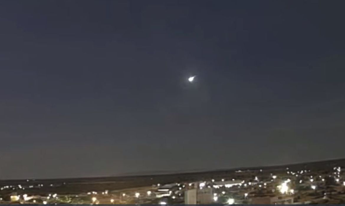 VÍDEO: Câmeras registram passagem de meteoro em três estados brasileiros