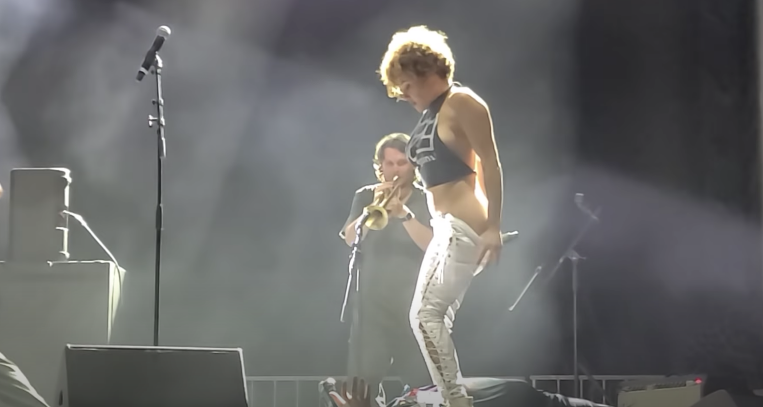 VÍDEO: Vocalista faz xixi no rosto de fã em show e banda pede desculpa