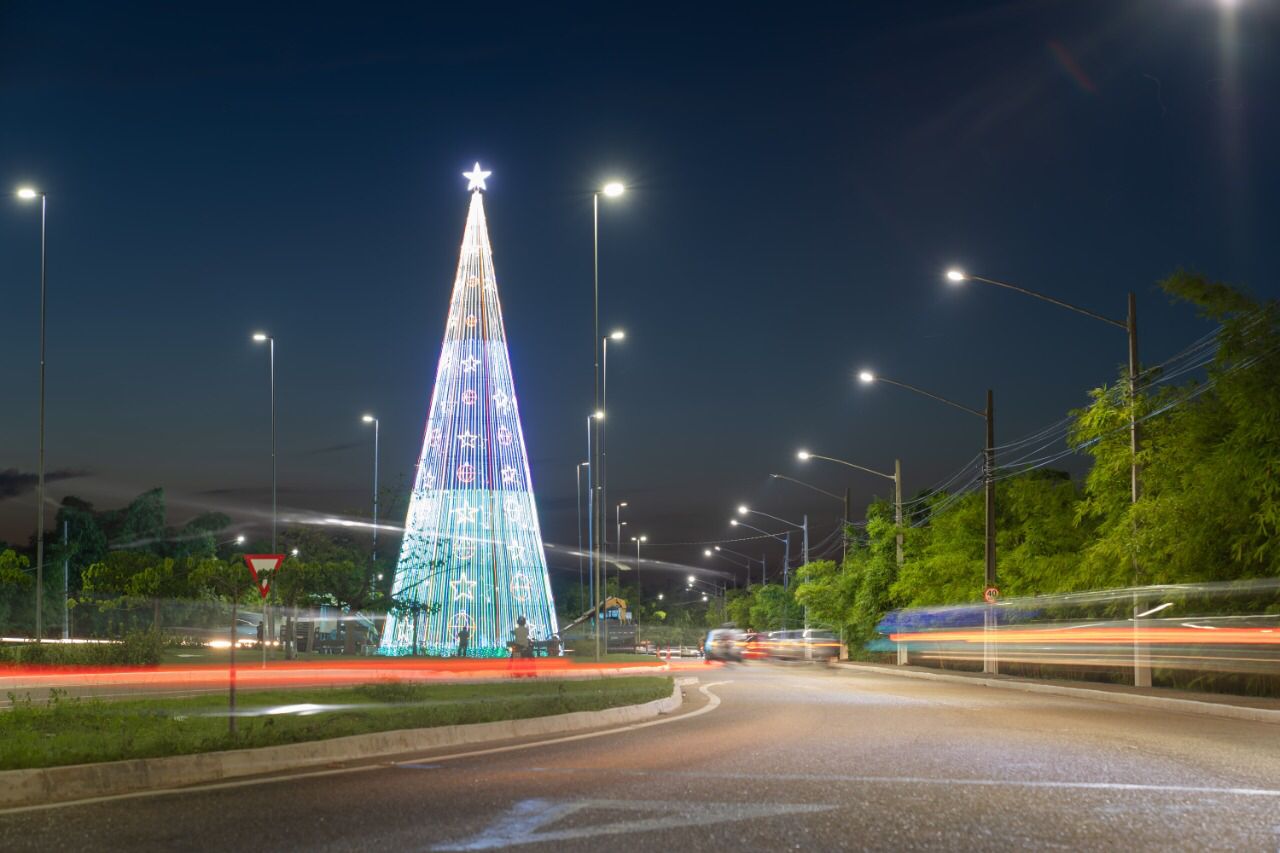 Árvore de Natal tem 4 mil metros de iluminação de led em Marabá