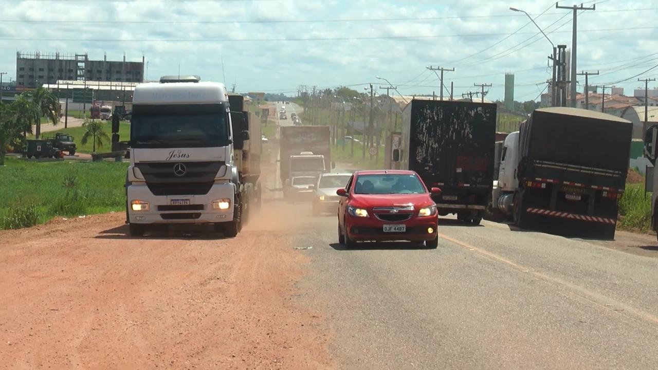 Caminhões se amontoam em posto da Sefa e causam longos engarrafamentos