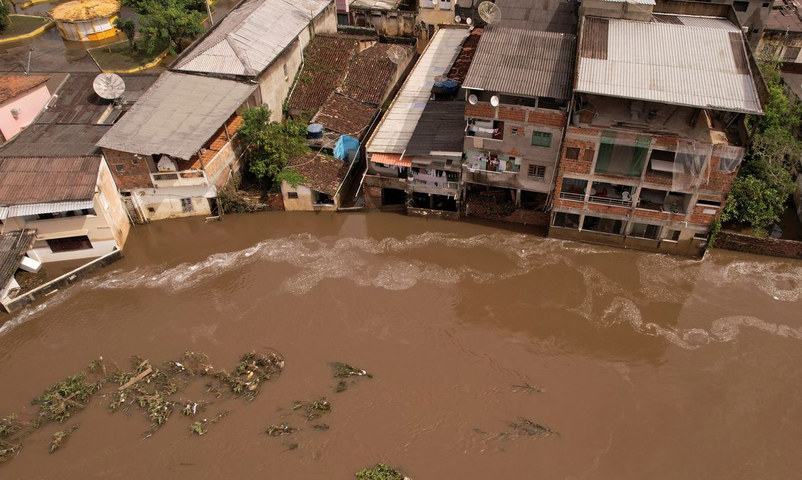 Sobe para 21 o número de mortos na Bahia; 136 municípios estão em emergência