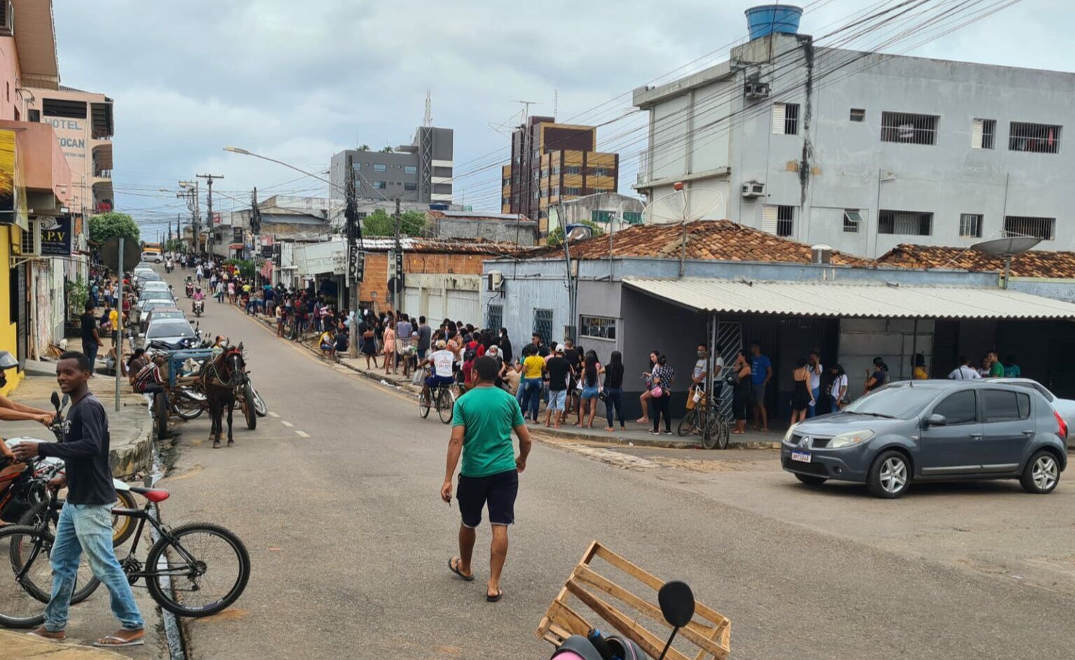 Milhares de estudantes se aglomeram em filas por benefício do governo