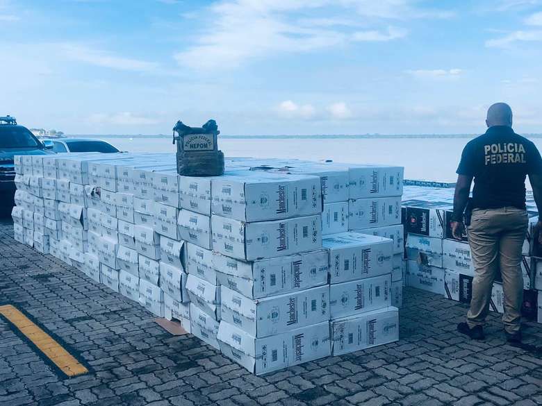 PF prende 4 pessoas e apreende mais de 400 caixas de cigarros dentro de embarcação