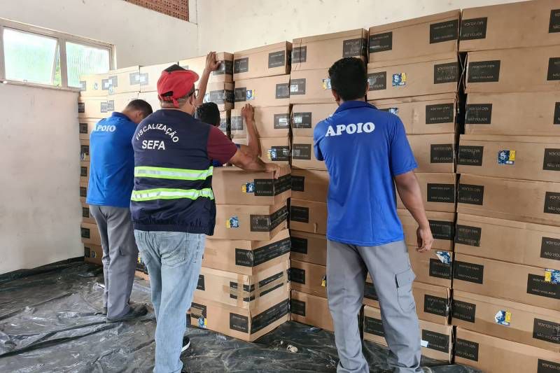 Fiscalização apreende 150 mil maços de cigarro em carga de alimentos
