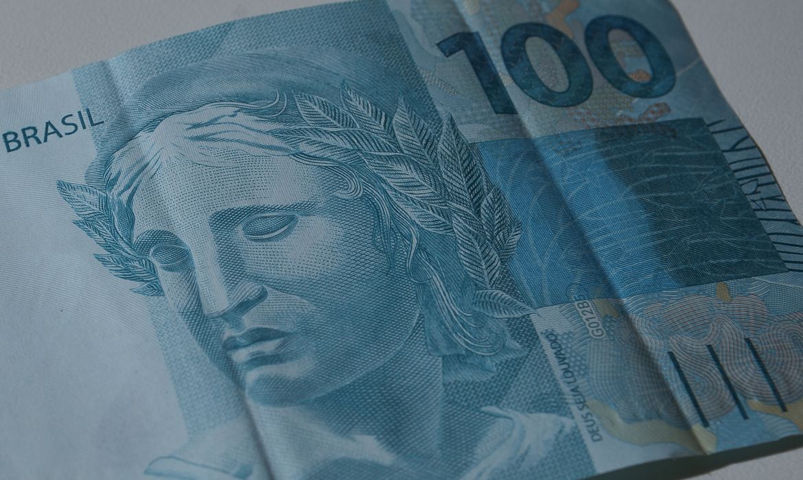 Orçamento prevê salário mínimo de R$ 1.210 em 2022, sem ganho real