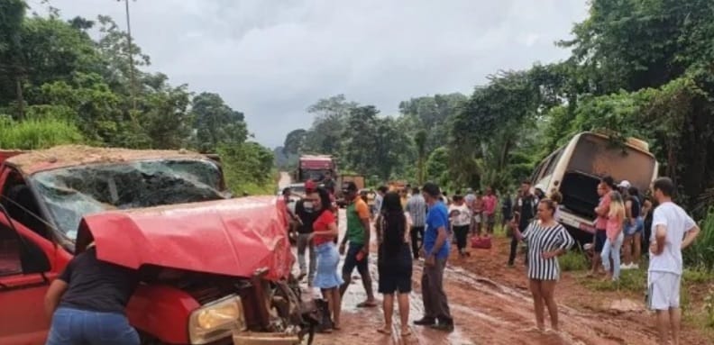 Batida entre caminhão e micro-ônibus deixa 6 feridos na BR-230
