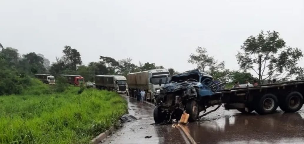 Colisão frontal entre bitrem e caminhão deixa dois mortos no Pará
