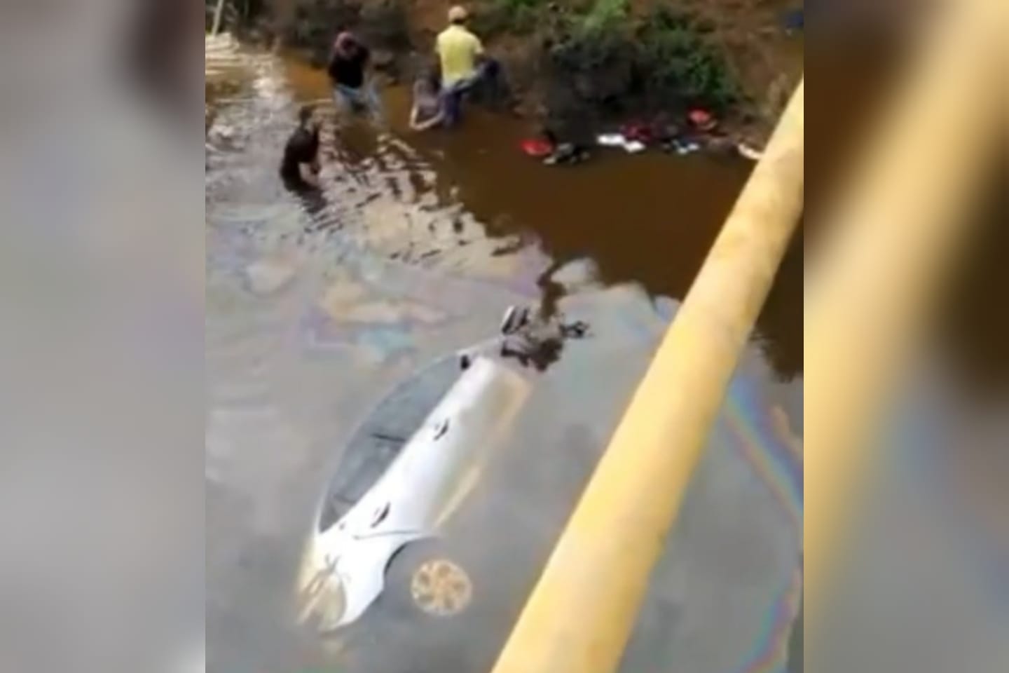 Mulher perde controle e carro cai em igarapé no sul do Pará
