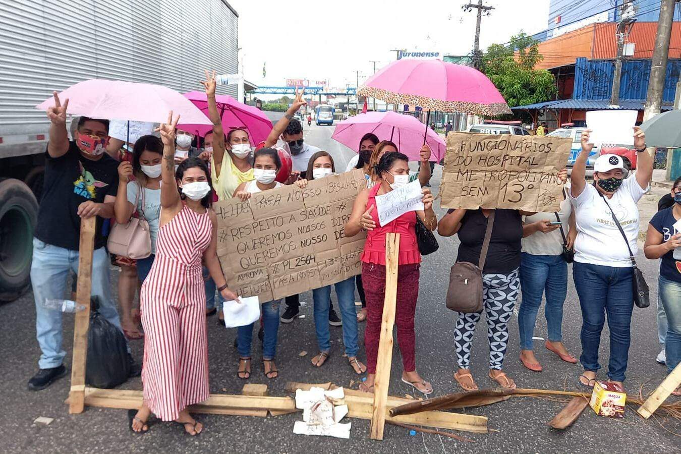 Funcionários de hospital fecham rodovia em protesto por falta de pagamento