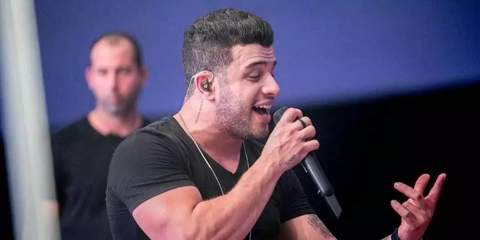 Cantor do hit ‘Coração Cachorro’ é preso após ameaçar ex-mulher