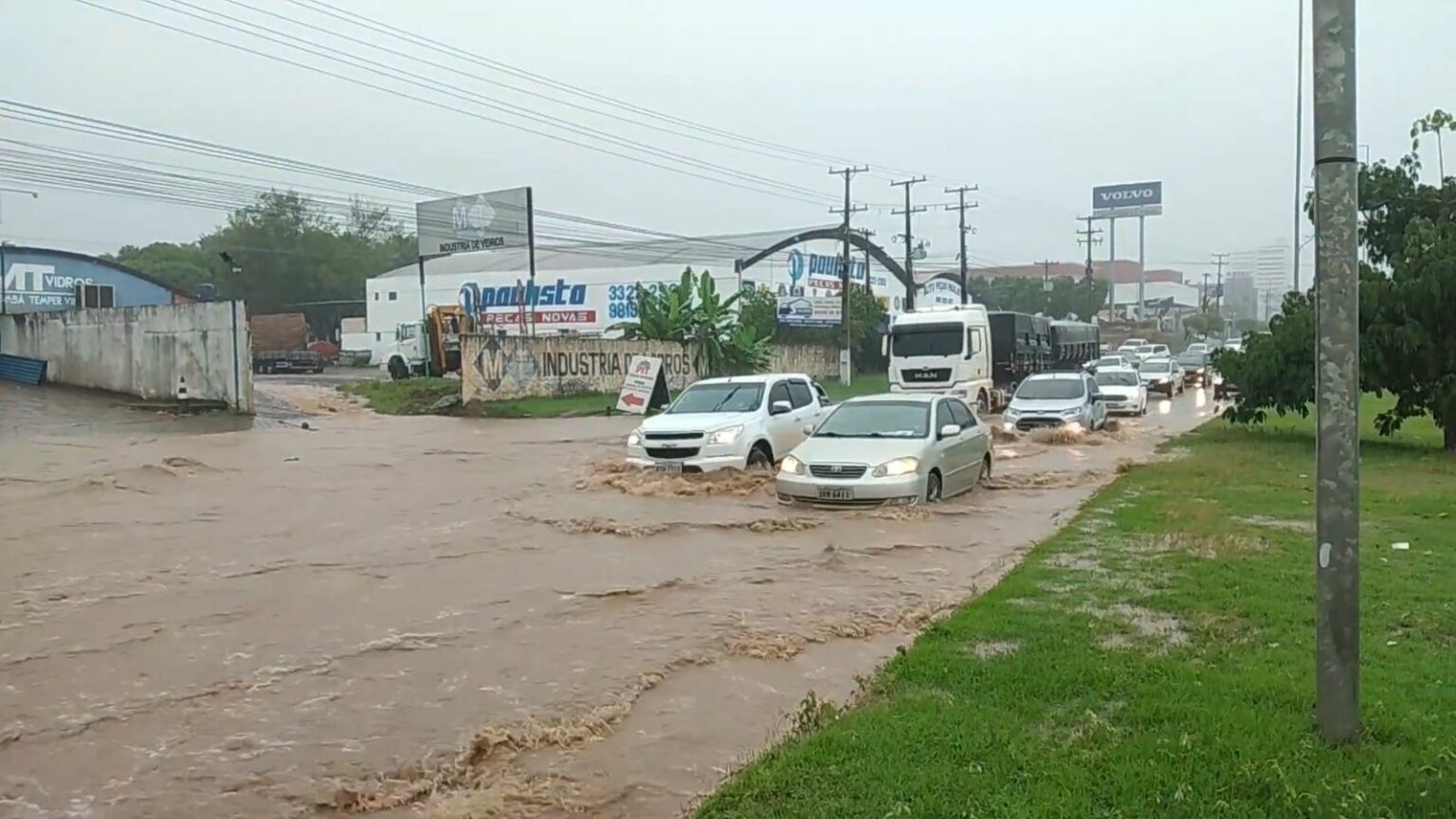 Chuva forte inunda rodovia e leva caos a motoristas em Marabá