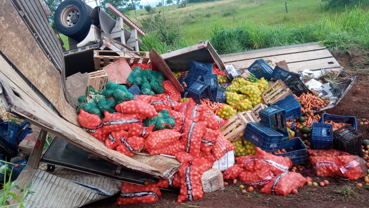 Carreta verdureira tomba e mata motorista no sul do Pará