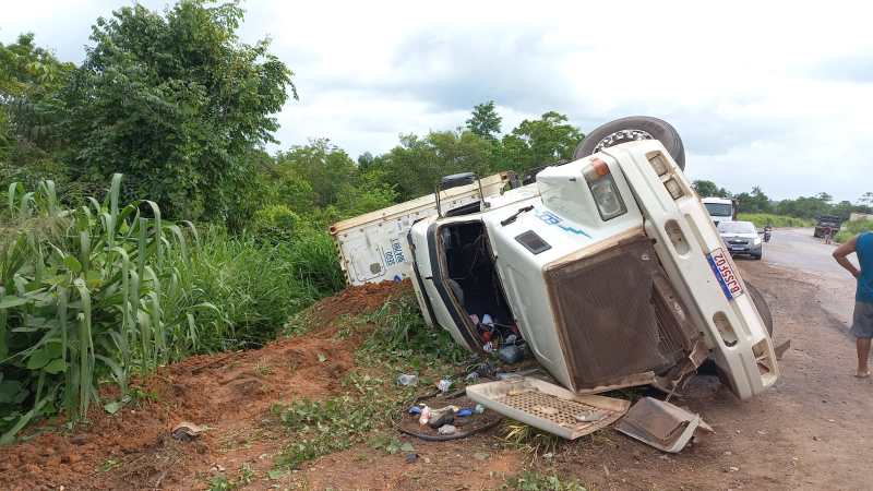 Caminhão frigorífico tomba na PA-150, no sudeste do Pará