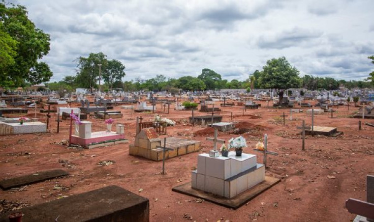 Garota mata menino de 13 anos a golpes de cruz e facadas dentro de cemitério
