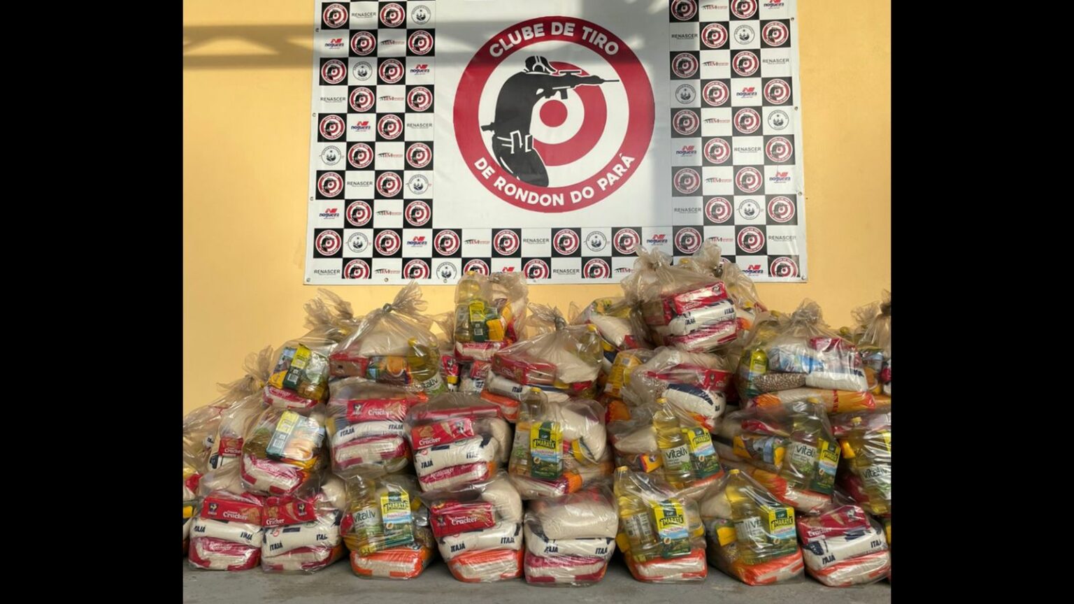 Campeonato de tiro arrecada cestas básicas para famílias carentes