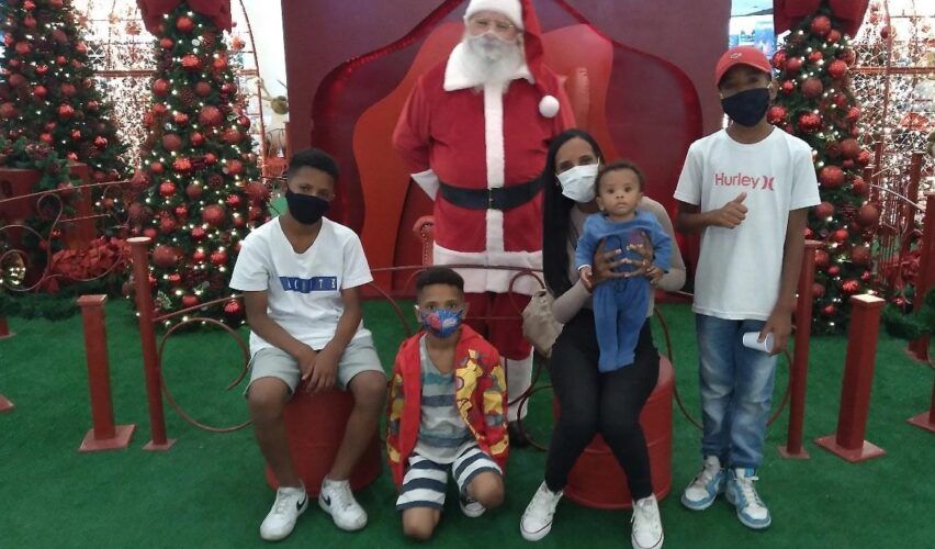 Papai Noel ataca família com declarações racistas em shopping