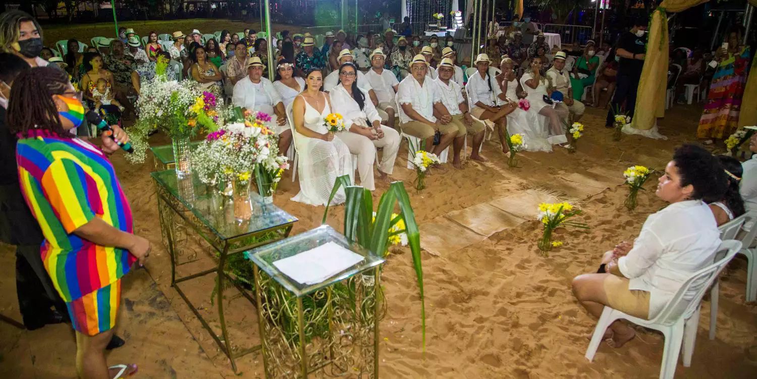 Casamento coletivo oficializa união de 16 casais LGBTQIA+ no Pará