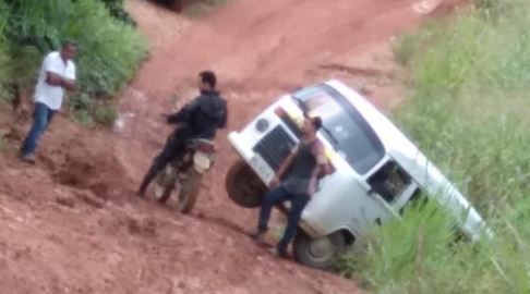 Veículo que transportava crianças cai dentro de buraco em Altamira