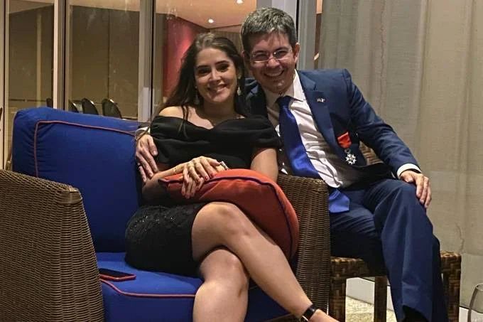 Senador da CPI pede advogada em casamento ao som de Ivete Sangalo
