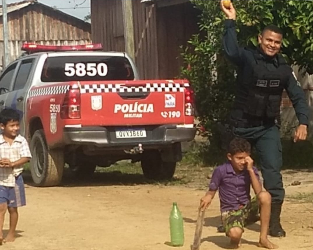 PM brinca de ‘tacobol’ com crianças e cena viraliza no Pará