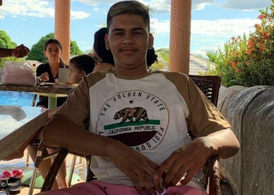 Jovem sem capacete bate moto em poste e morre no sudeste do Pará