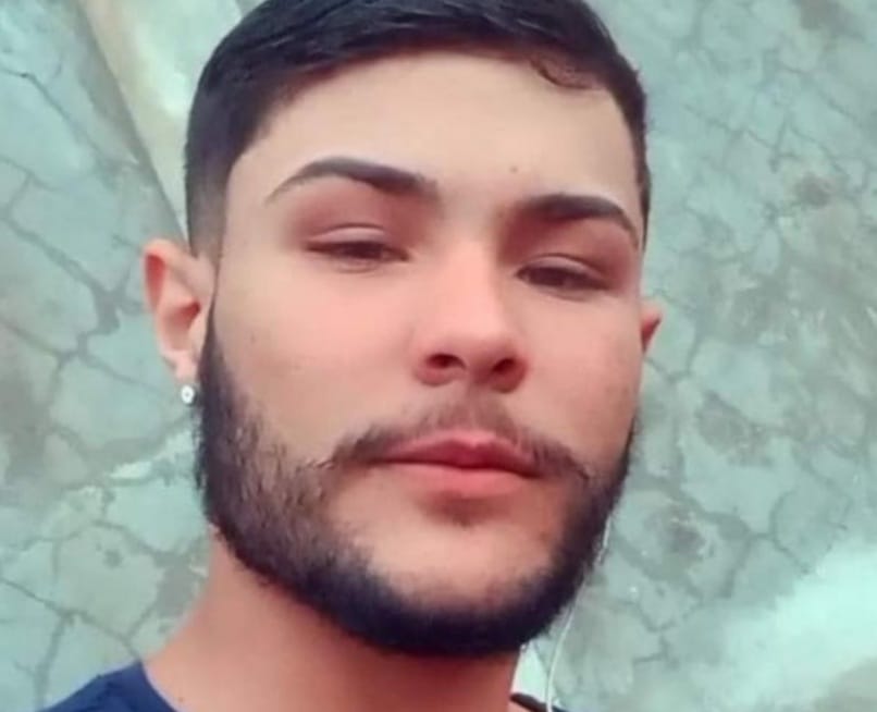 Jovem empina moto, bate em árvore e morre em Altamira