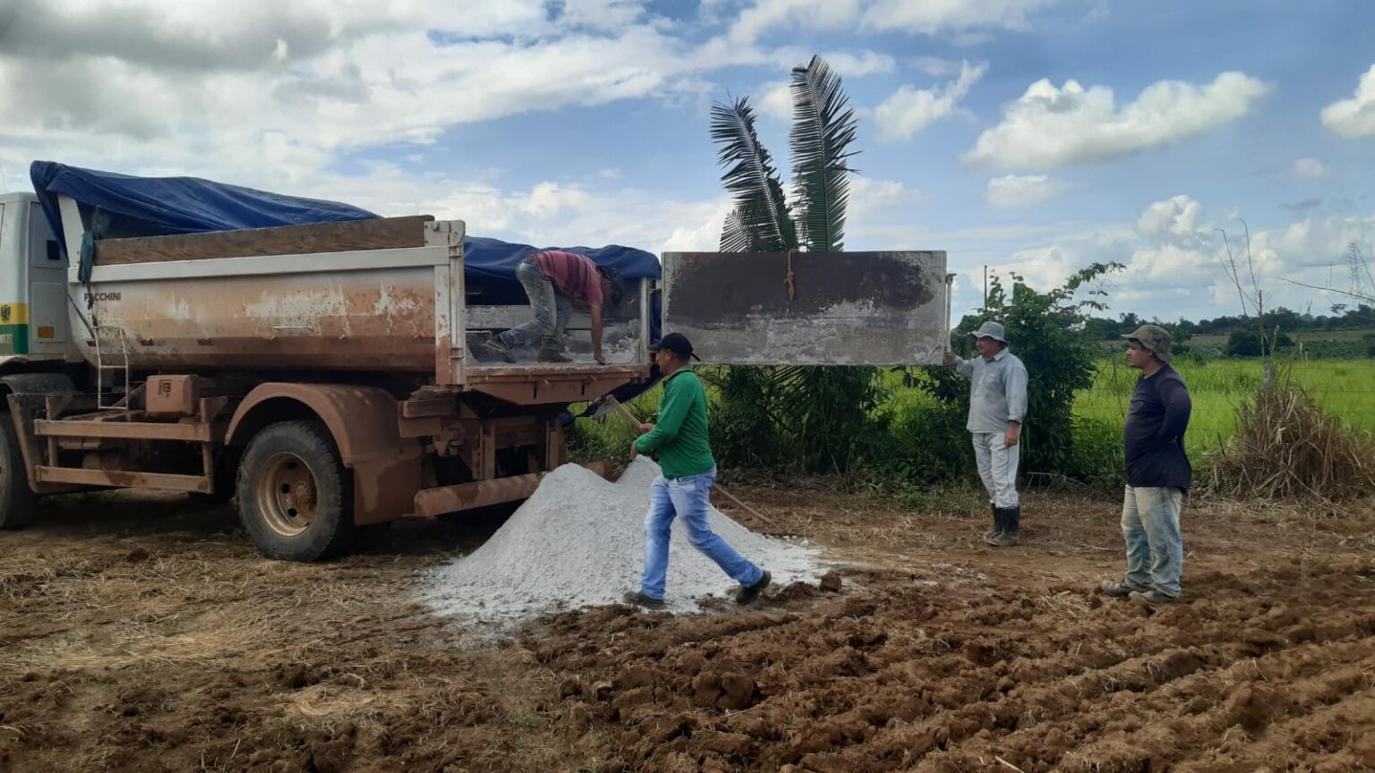 Região do Rio Preto recebe 16 toneladas de calcário para produtores rurais