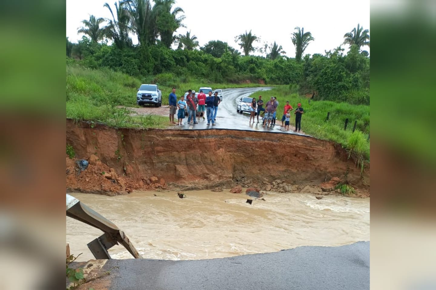 Forte chuva corta rodovia que liga Pará e Maranhão