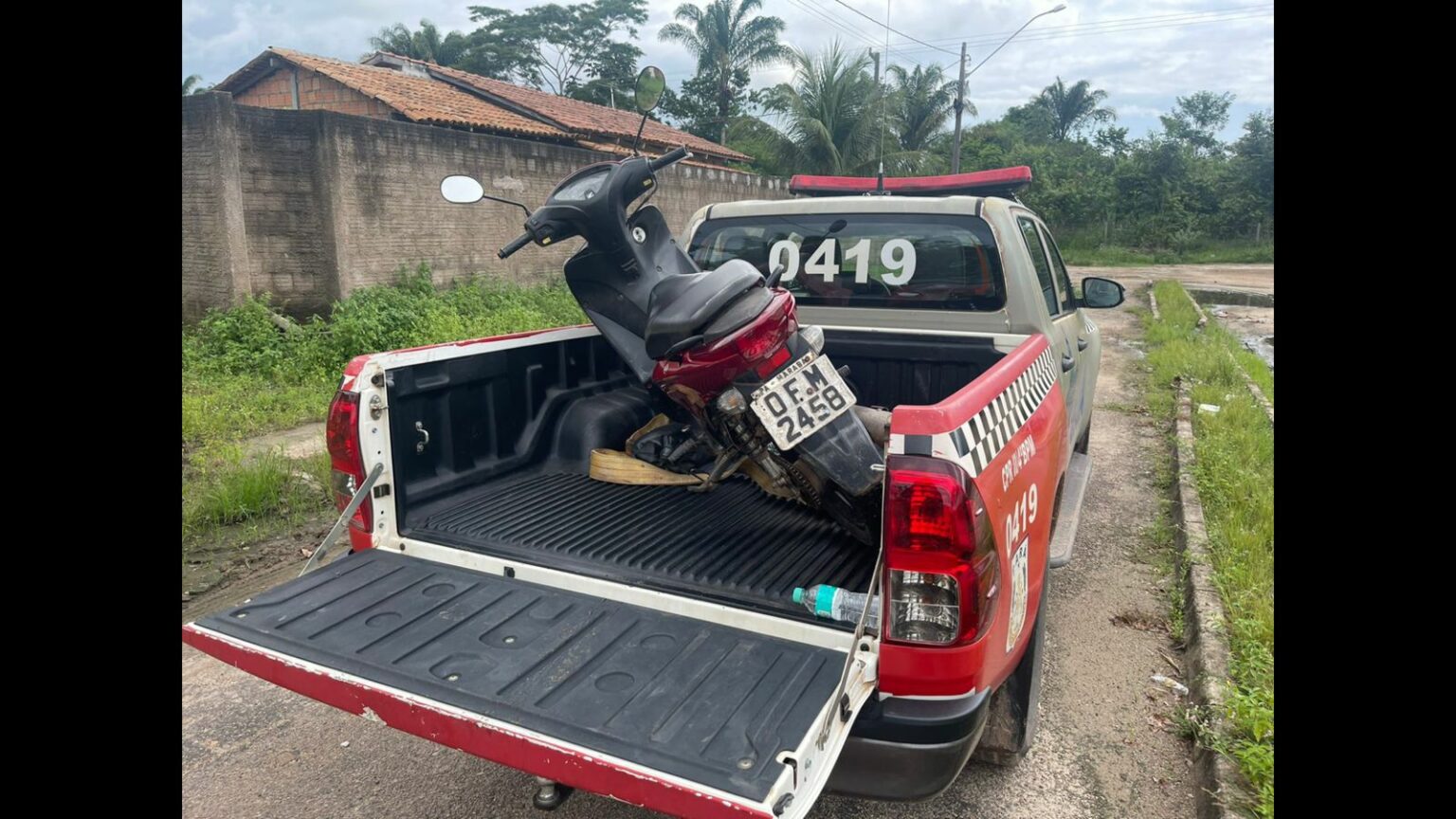 Polícia Militar recupera moto roubada em quintal de casa no Tiradentes