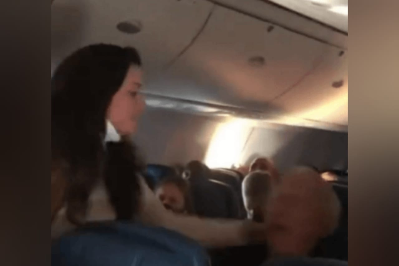 Vídeo: mulher soca idoso que estava sem máscara em voo