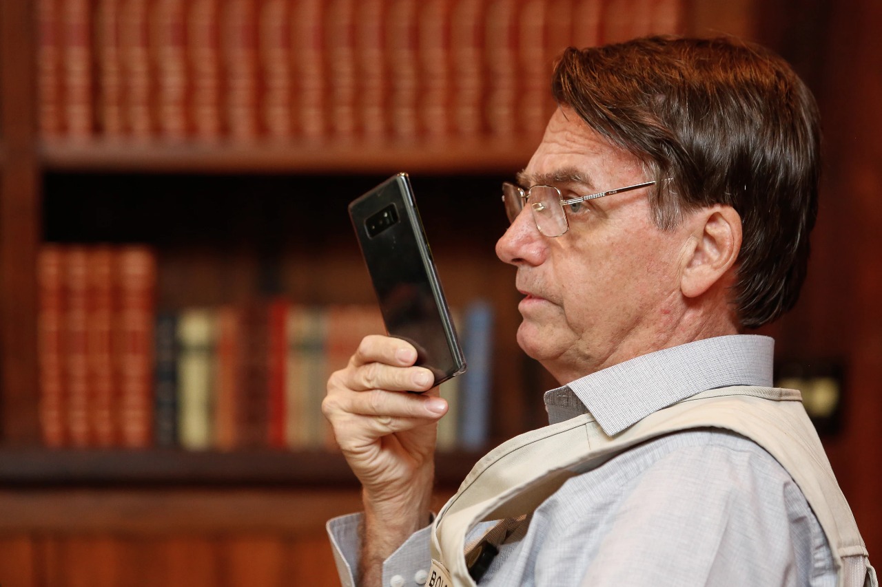 Hackers que atacaram Ministério da Saúde pedem celular de Bolsonaro