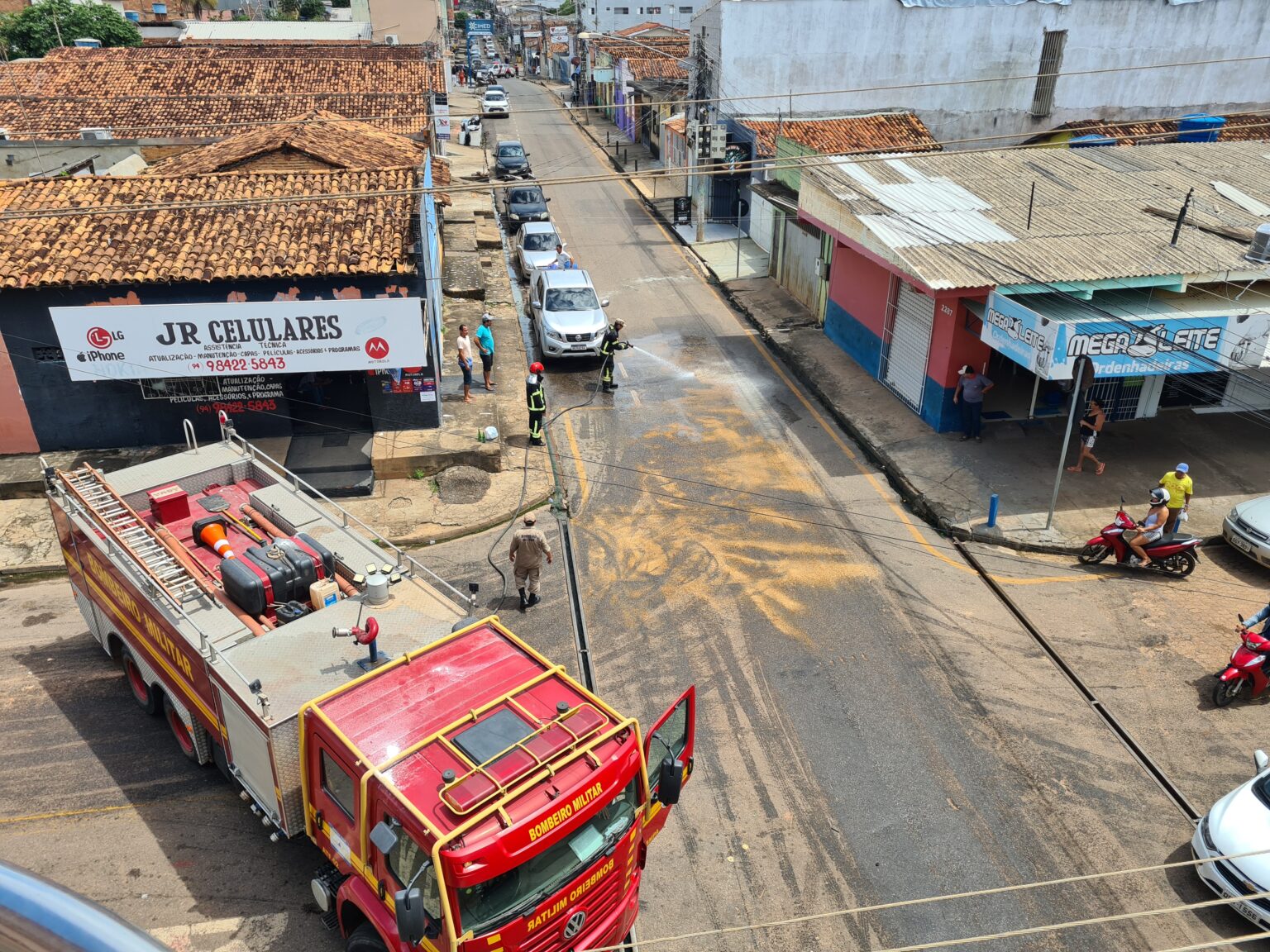 Caminhão derrama óleo na rua e provoca vários acidentes em Marabá