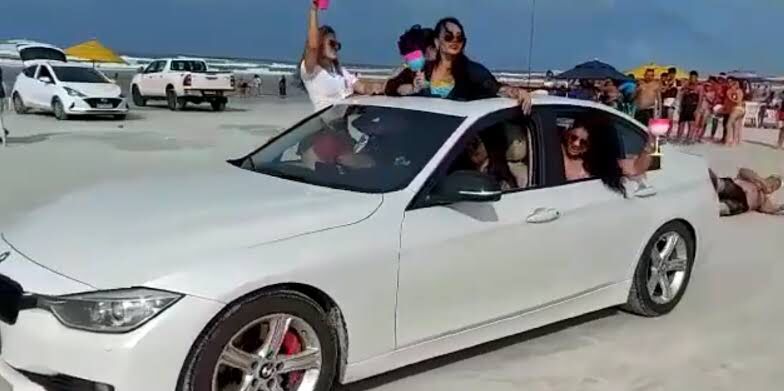 Mulheres ostentam em carrão e ‘rebocam’ homem em praia de Salinas