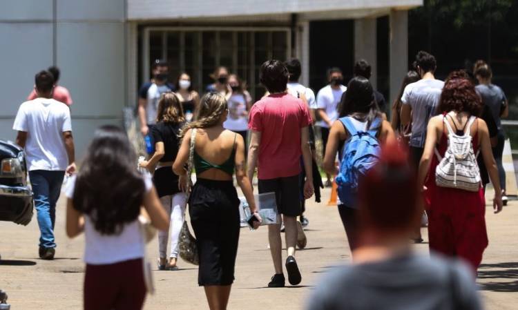 No Brasil, 12 milhões de jovens não estudam nem trabalham