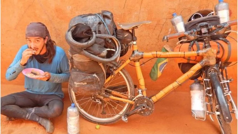 Da neve ao deserto, brasileiro viaja o mundo em uma bicicleta de bambu