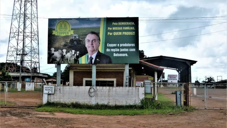 A 10 meses da eleição, fazendas usam, sem empecilho, outdoors pró-Bolsonaro