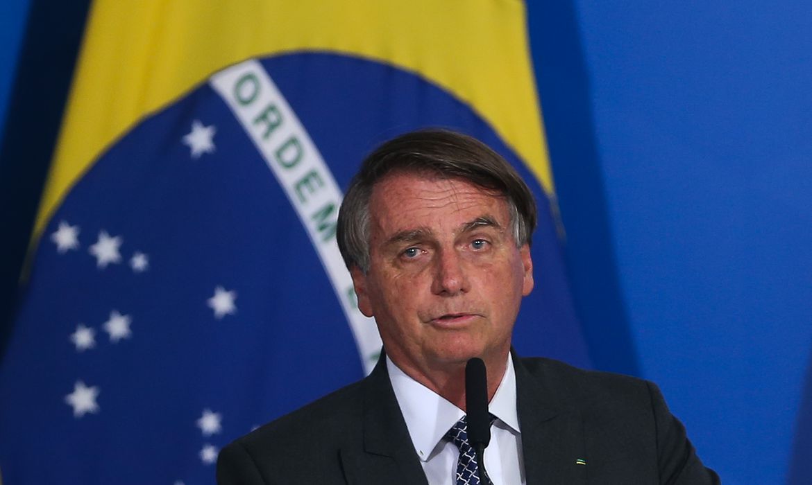 Bolsonaro é internado com obstrução intestinal em São Paulo